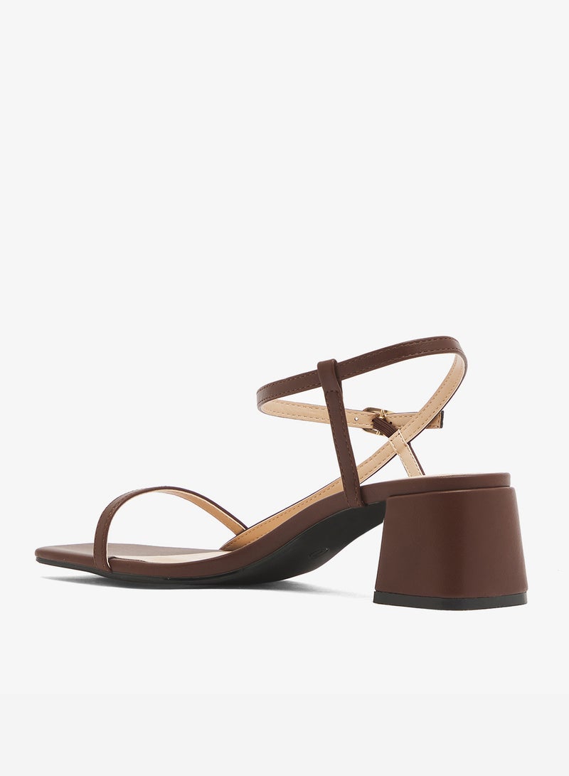 جلاموروس صنادل بكعب عريض منخفض بحزام للكاحل - Image 3